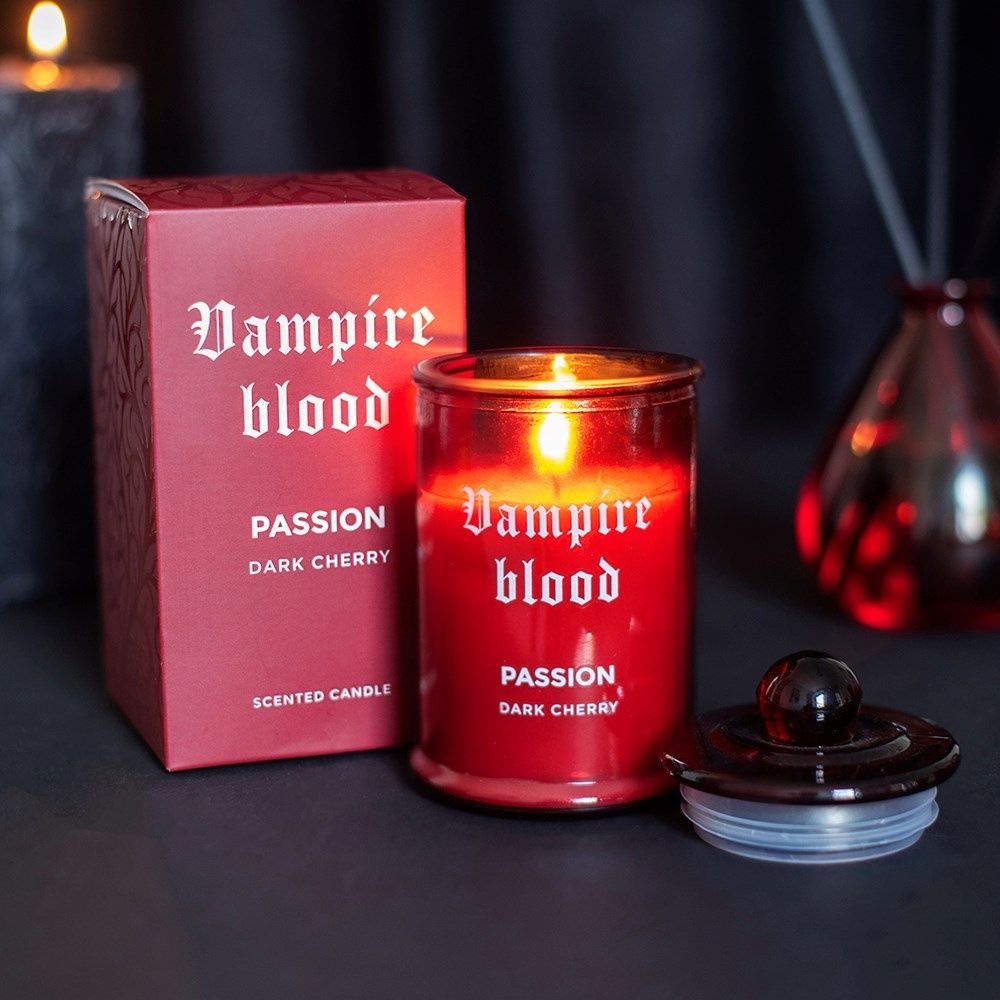 Something Different - Vampire Blood Dark Cherry Duftkerze - Rot